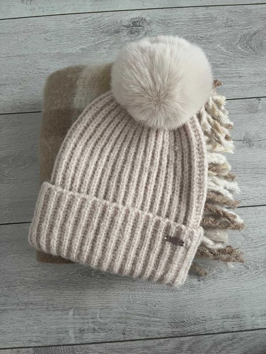 Vand caciula noua Steve Madden cu continut de lana