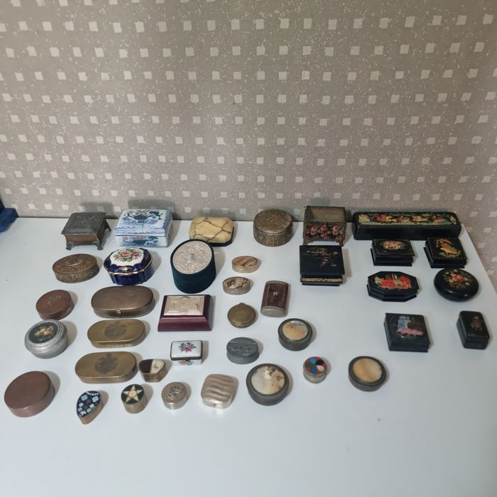 Colecție cutiuțe vechi – metal, lemn, porțelan, lac rusesc