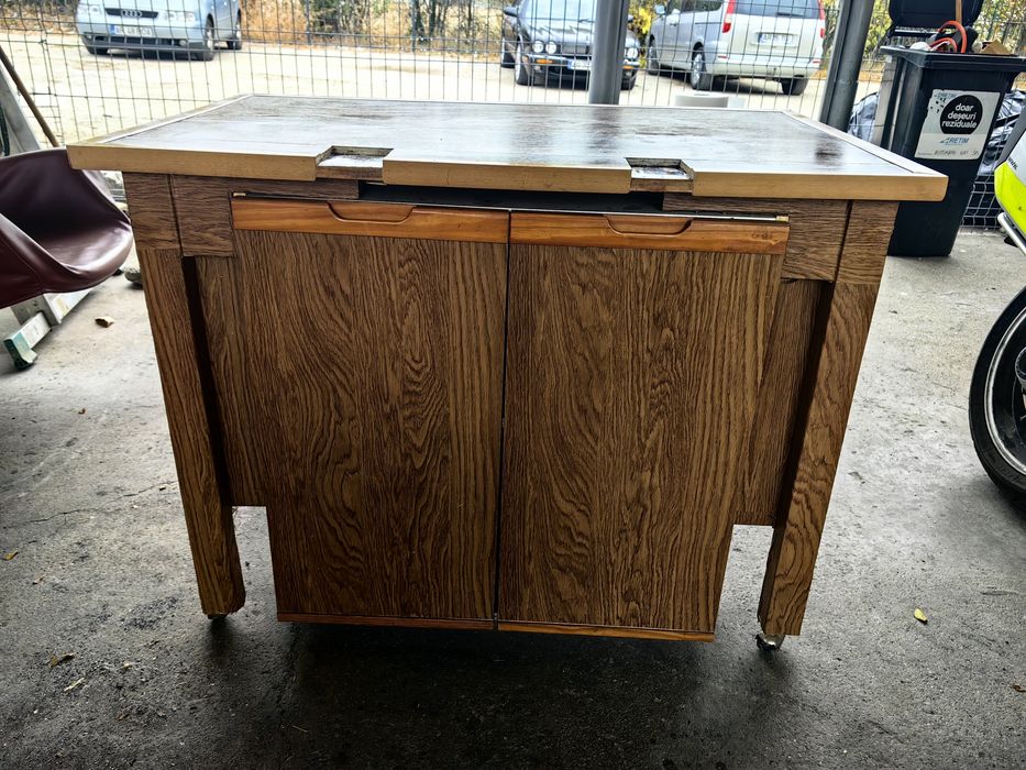 Masa de lucru pe role din lemn