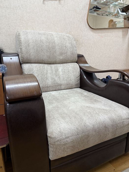 Кресло в коричневом цвете