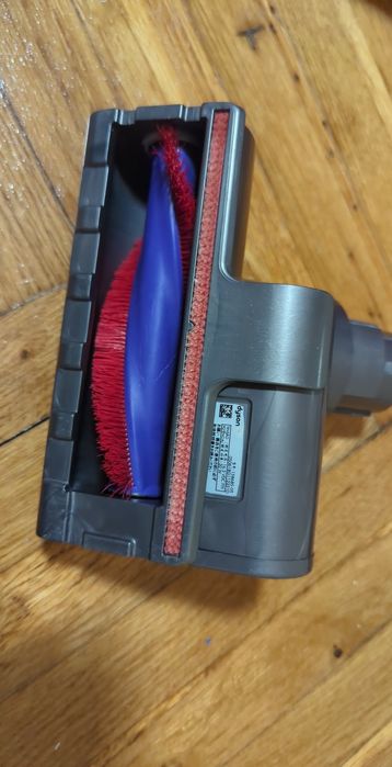 Продавам отлична прахосмукачка Dyson V8 с добра батерия и аксесоари