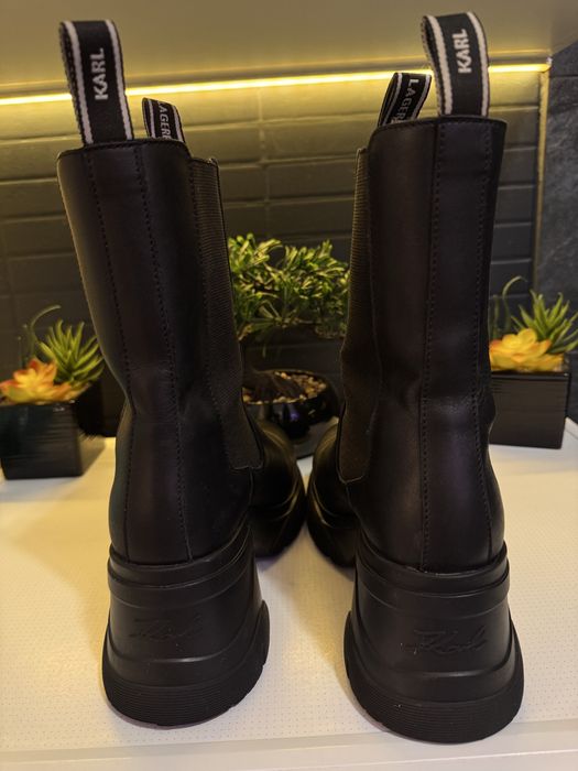 Bocanci Karl Lagerfeld impecabili
