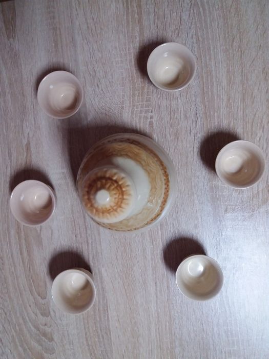 Set porțelan canite 6+1 recipient țuică,visinata.Pret.40 lei.