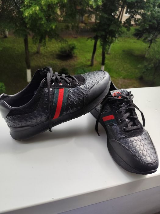 Sneakers Gucci din piele .