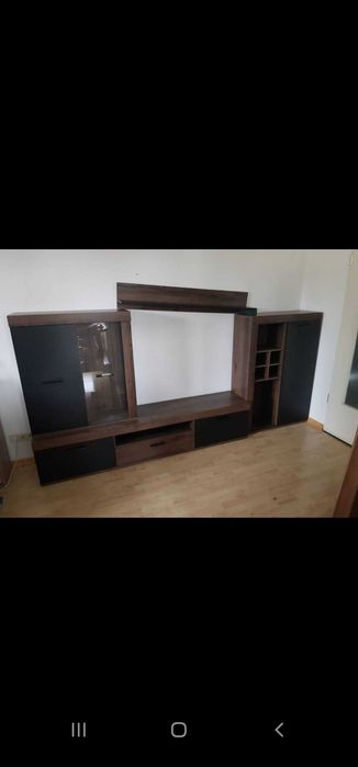 Секция тъмно дърво с черни