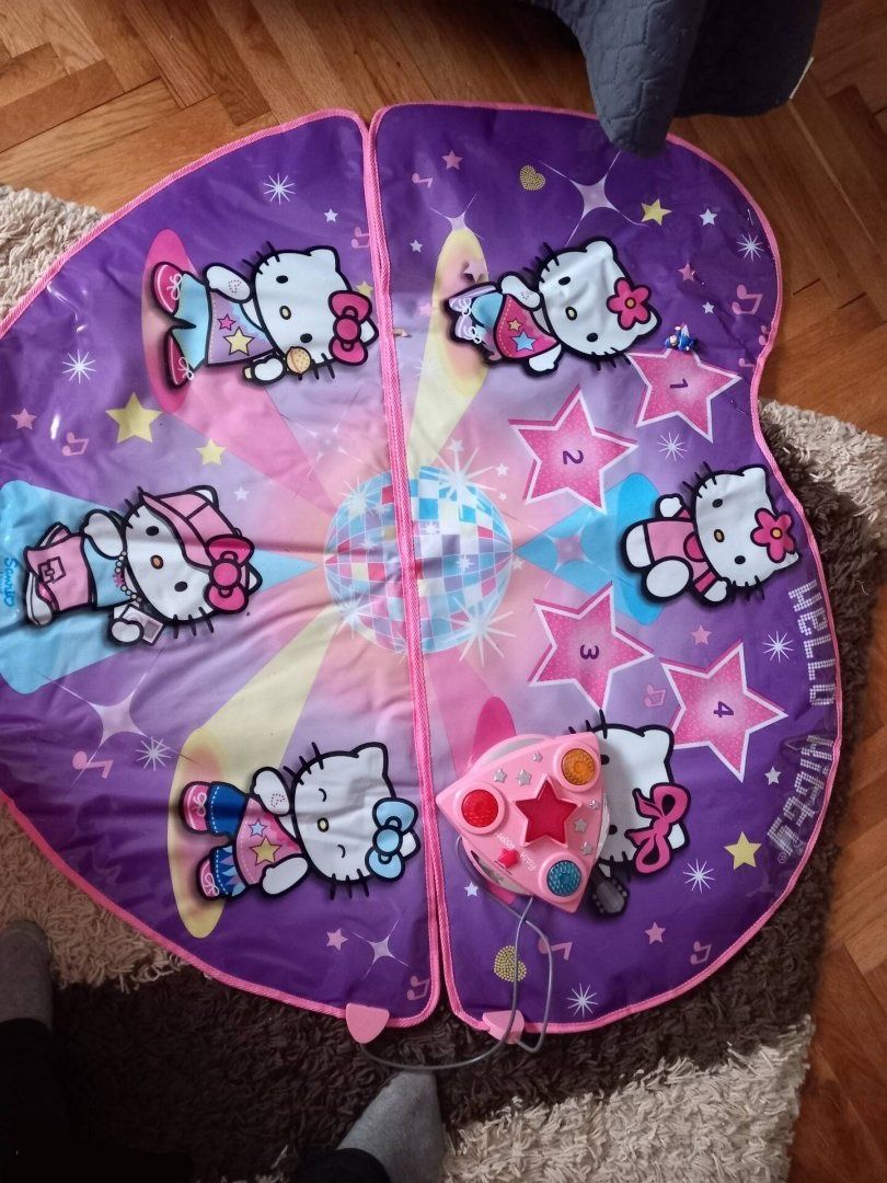 Covoraș dans Hello Kitty