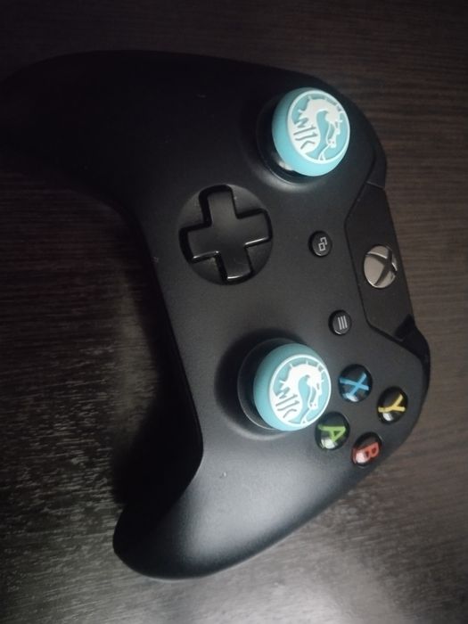 Геймпад для Xbox One в хорошем состоянии