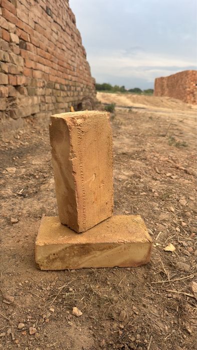 Красный жженый кирпич