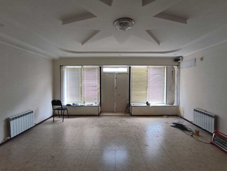 Sotiladi 1 qavat noturar joy - 688 m2 Furqat bogi oldida.