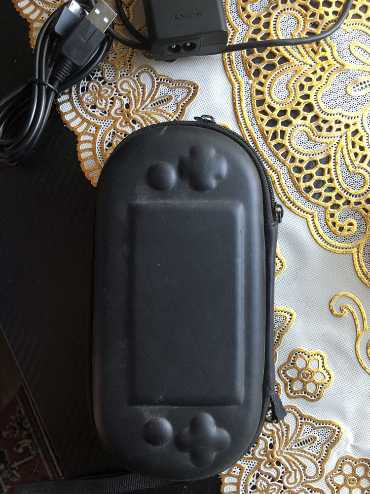 Адаптер,2 USB кабела,калъф,чантичка,2 стъкл.скрийн протект.-PS VITA
