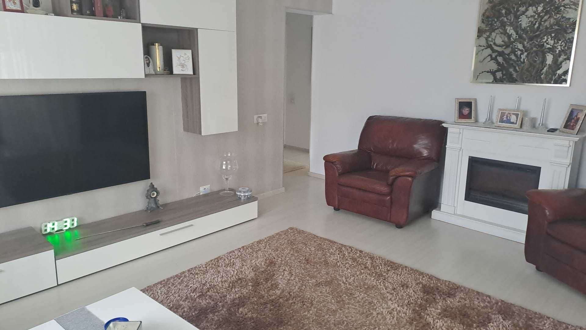 Casa individuala 5 camere ,2 bai ,curte 450 mp,toate utilitatile !