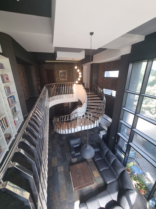 Inchiriere cladire cu lift mare, 9 locuri parcare  pretabil spital , c