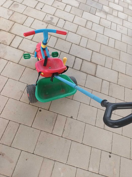 Vand doua triciclete copii