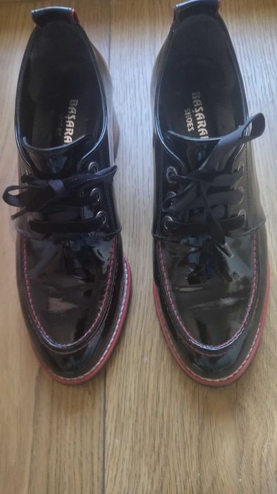 Черни лачени обувки на марката BASARAN