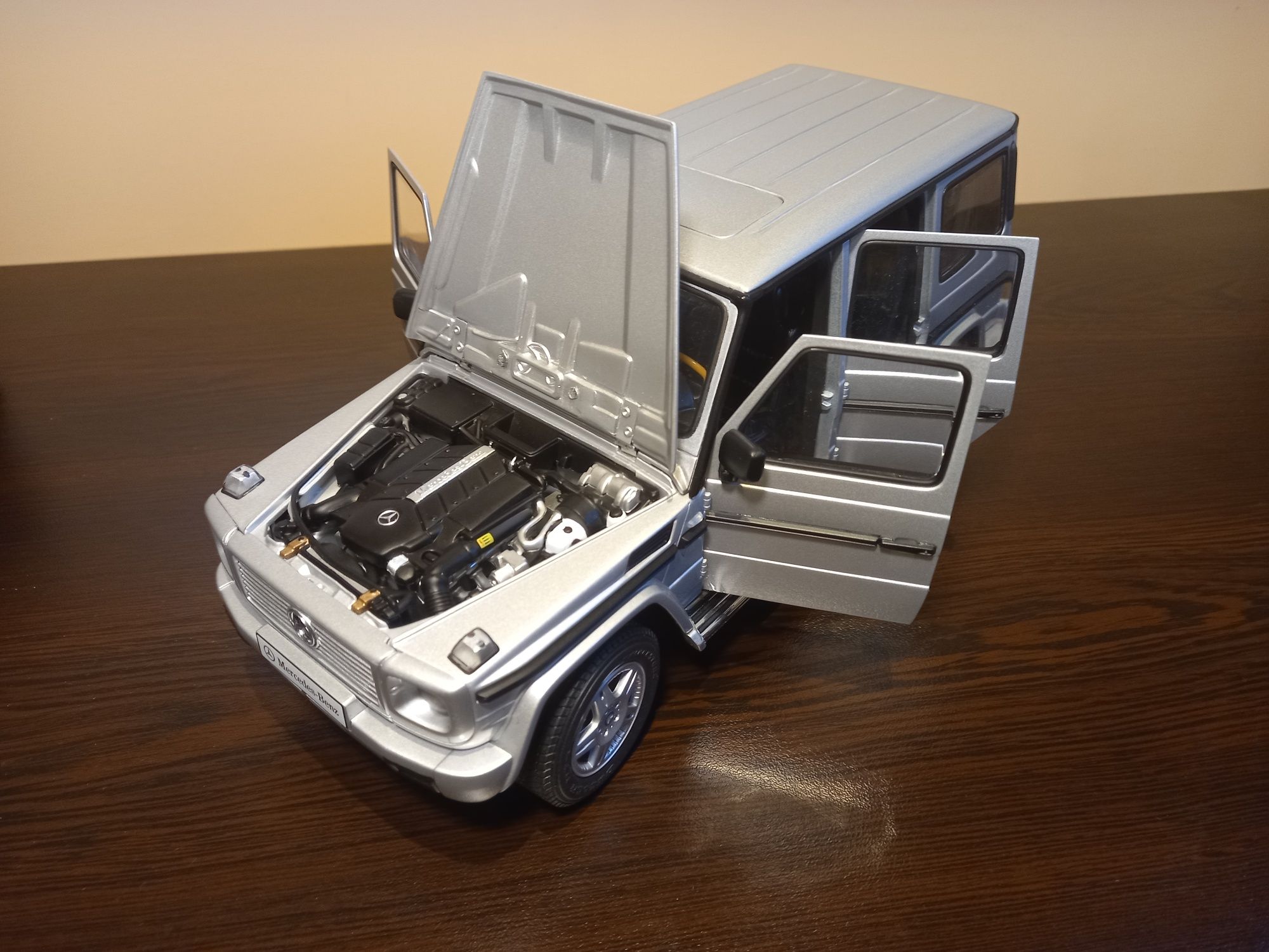 Mercedes v8  G500 auto art 1:18