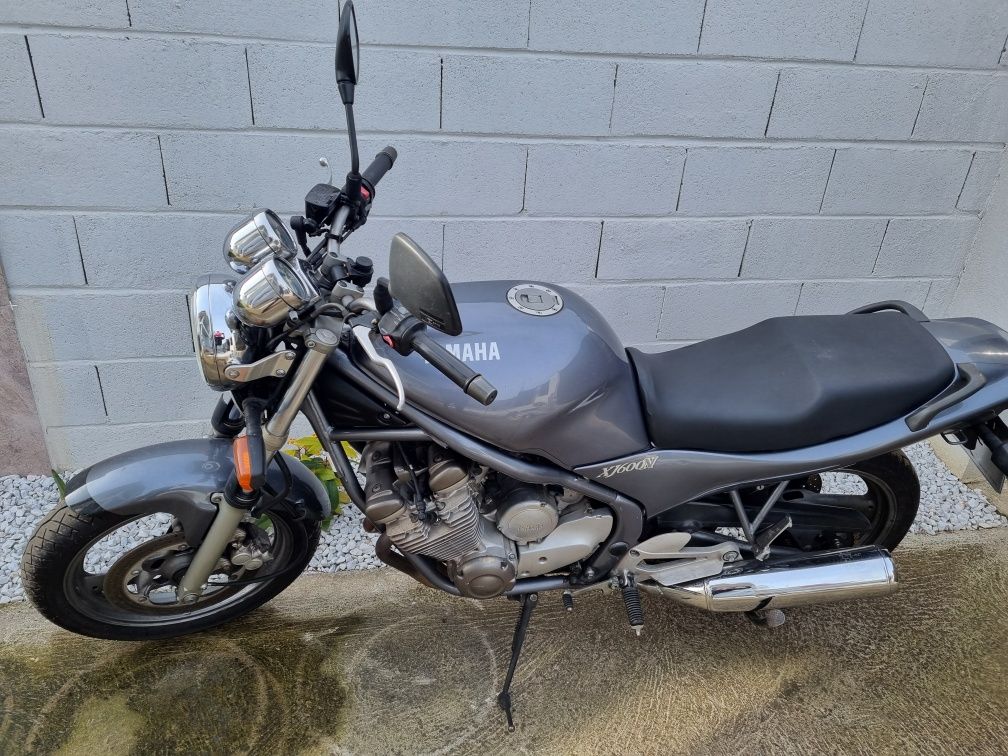 Motocicleta Yamaha 600