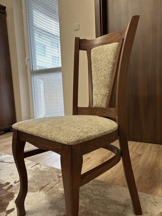 Интерирона дървена маса с 6 стола, не са използвани почти