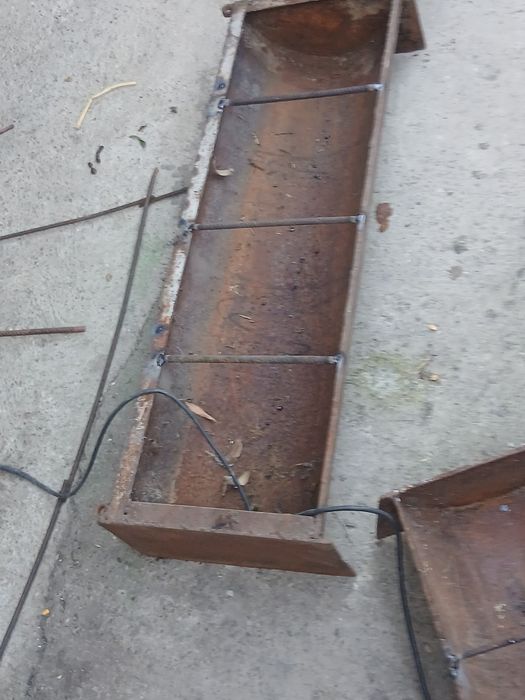 Hrănitoare de porci din țeavă  groasă