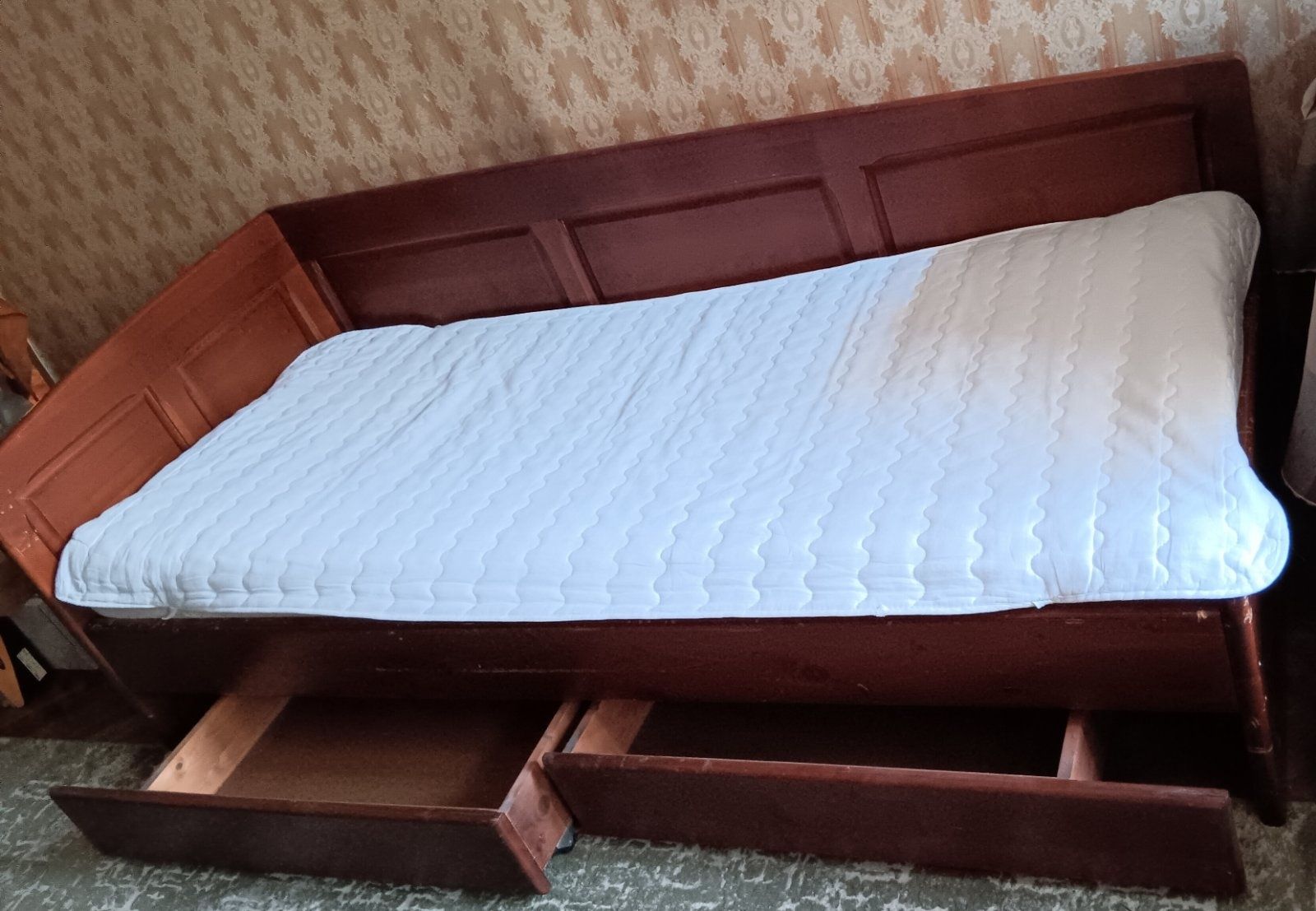 Дървено легло с матрак