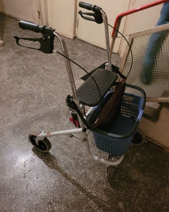 Urgent!!!Rolator pliabil ,Rezistent cu cos