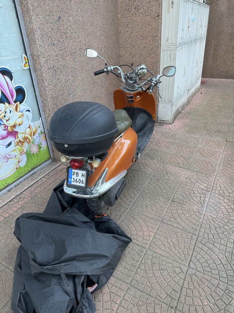 Продавам скутер vespa 50 куб чопър