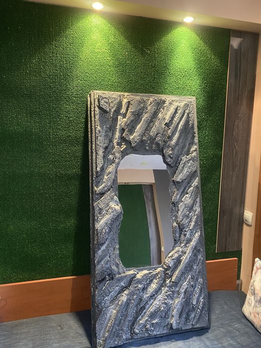 Огледало вградено в изкуствена скала