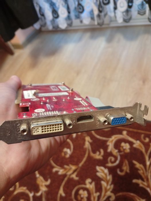 Placa video 1gb DDR3 64biti