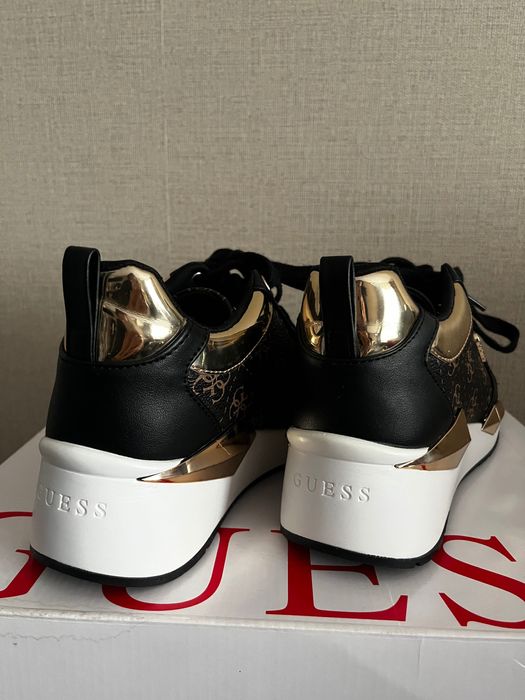 Сникърси Guess Tallya