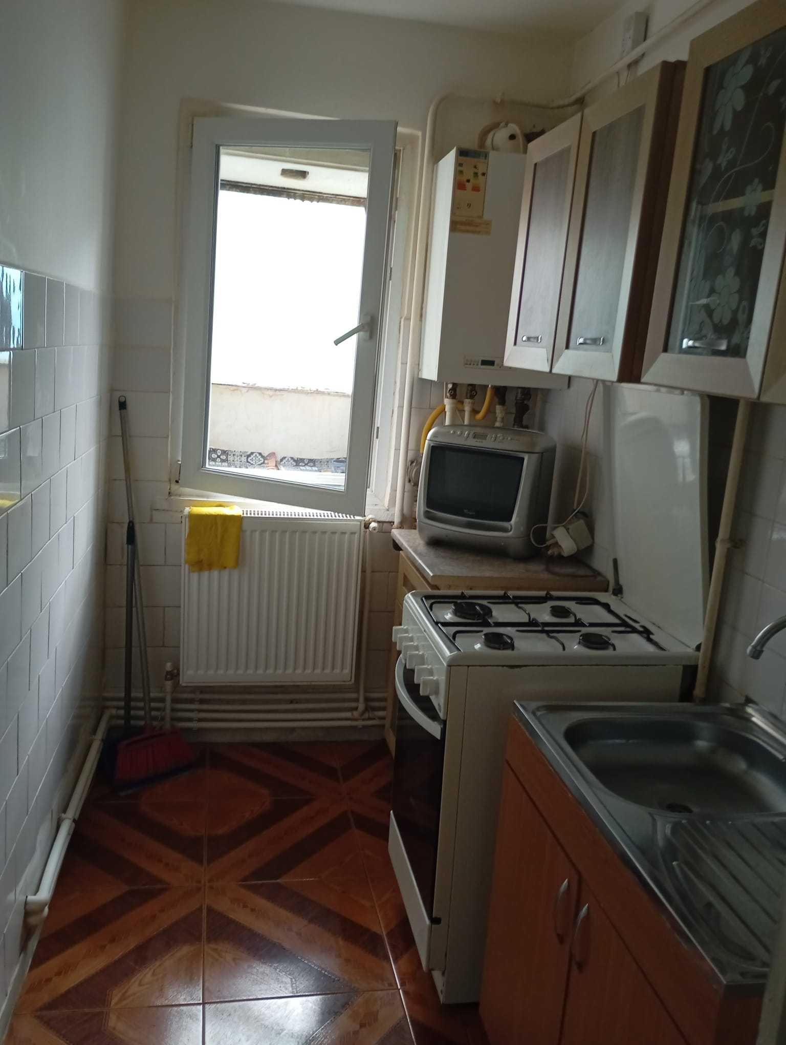 Inchiriez apartament cu 2 camere mobilat in HCC(zona Monument) Caracal