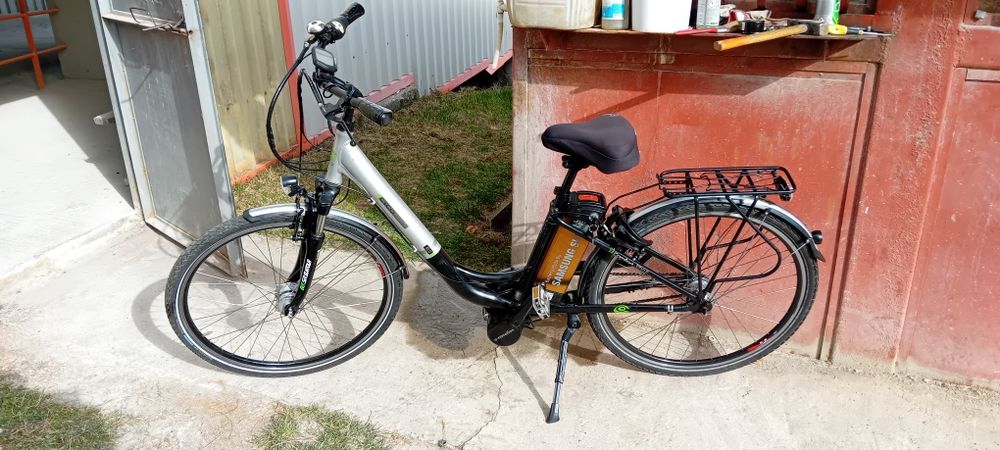 Rondele lemn de arin și o bicicletă electrică. .