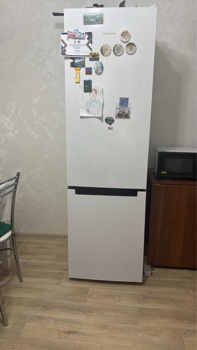 Продам холодильник Indesit
