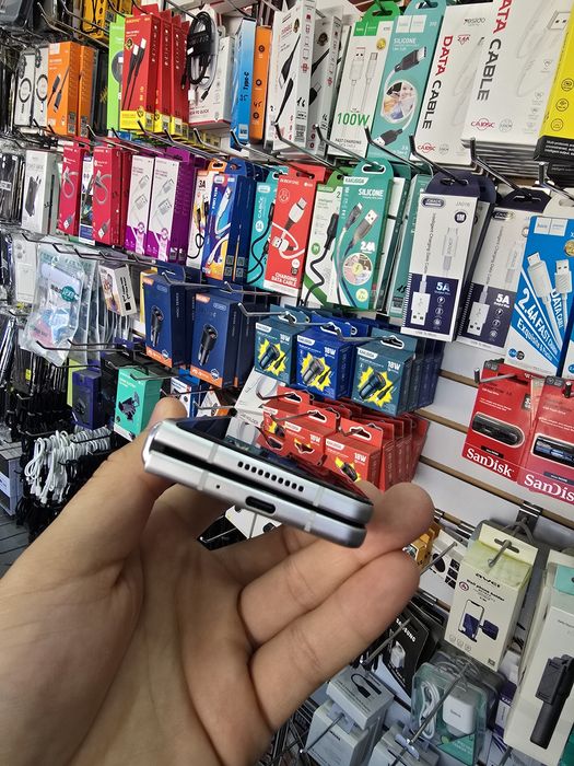 Z Fold 3. Ideal holatda 512GB.