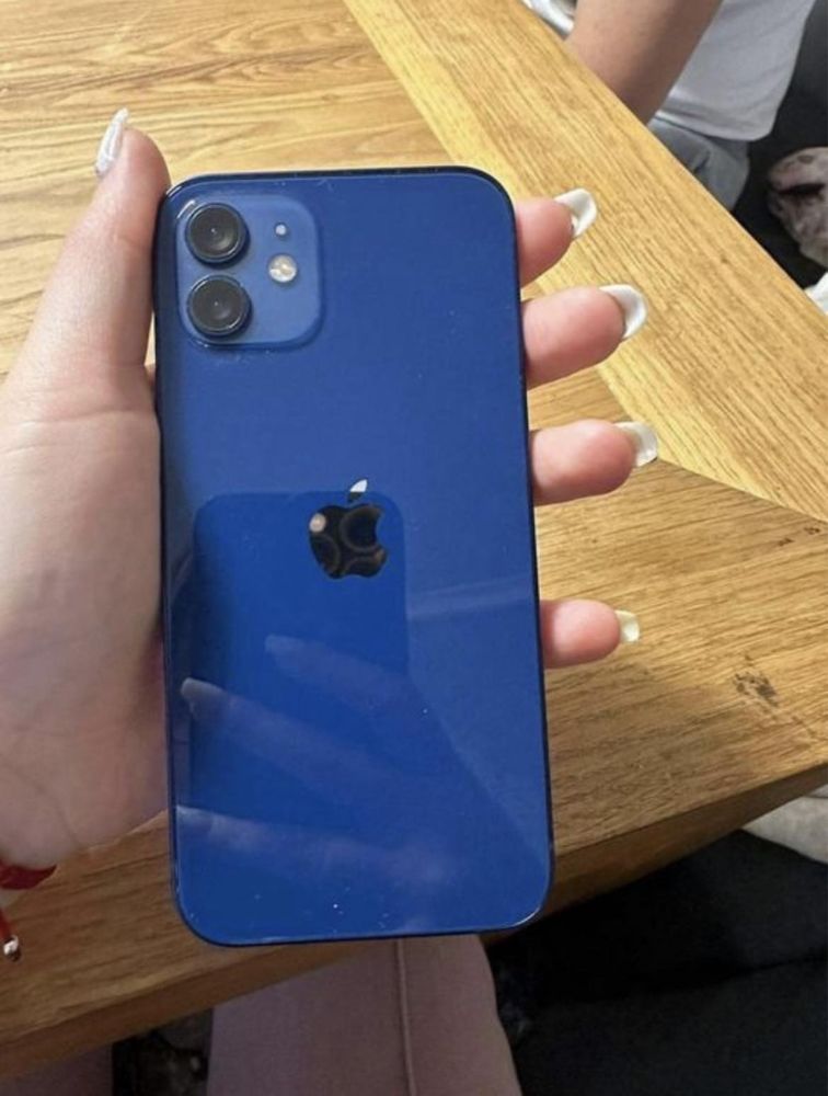 Продавам Iphone 12