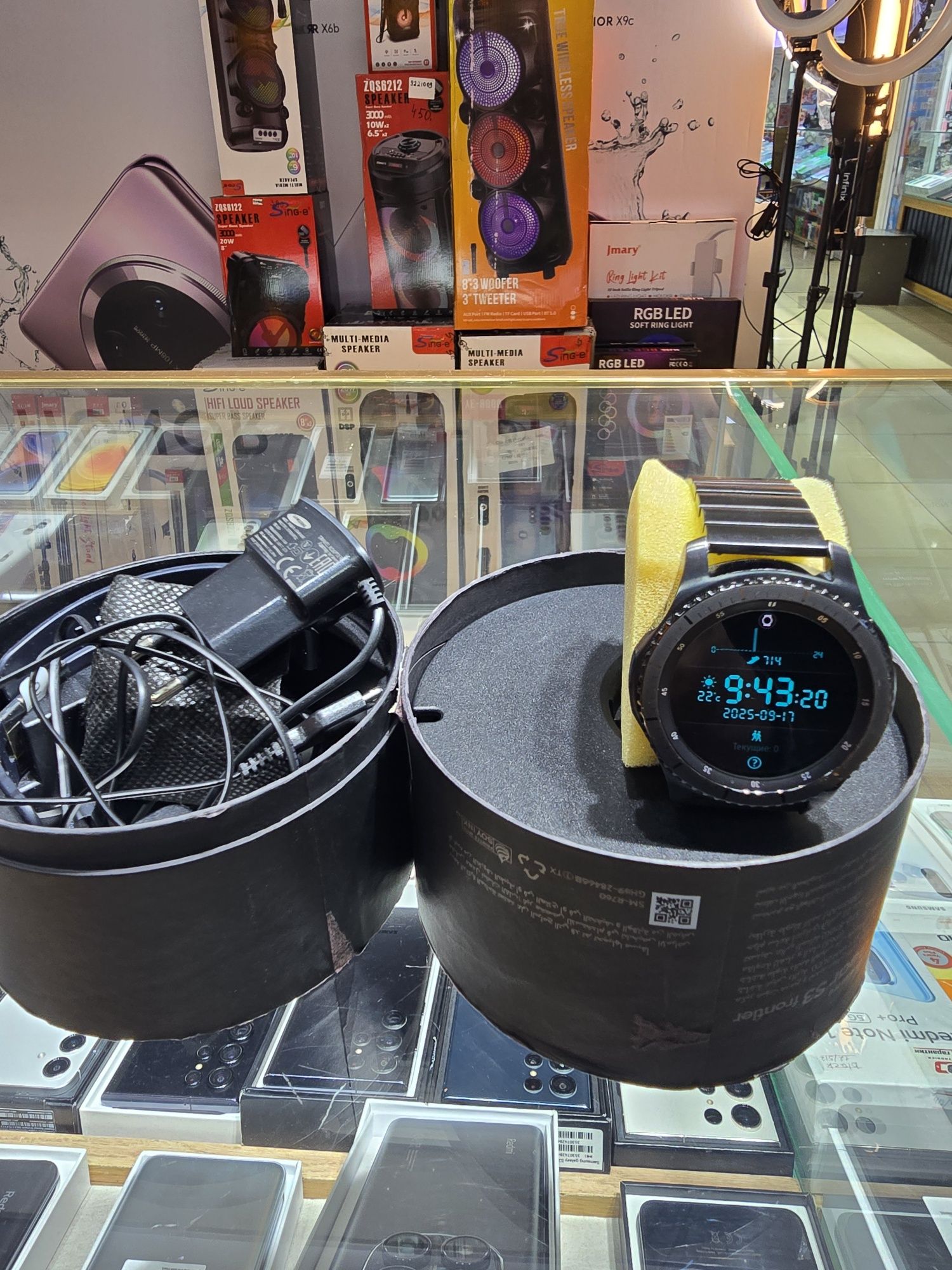 Samsung gear S3 frontyer yangi xolatda polniy komplekt sotiladi .