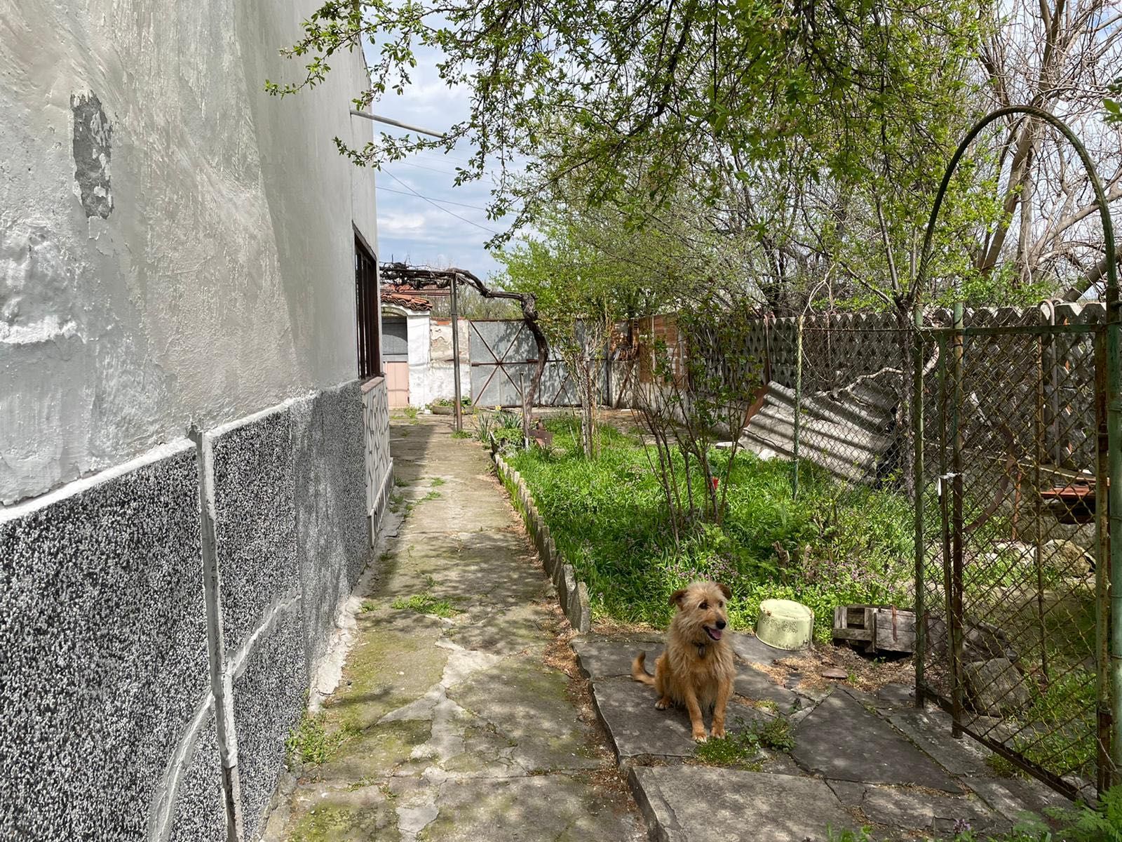 Двуетажна къща с таван и гараж в гр.Меричлери