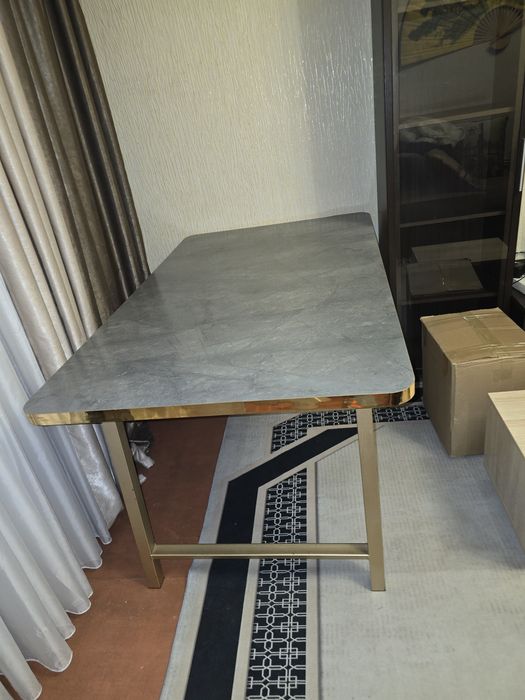 Стол обеденный для кухни и гостиной.