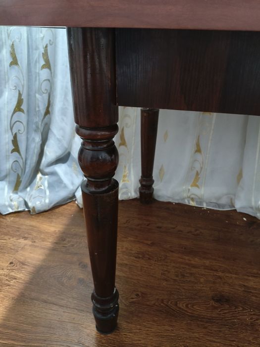 Стол обеденный в хорошем состоянии