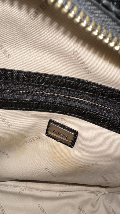 Vând ghiozdan negru marca GUESS, în stare bună
