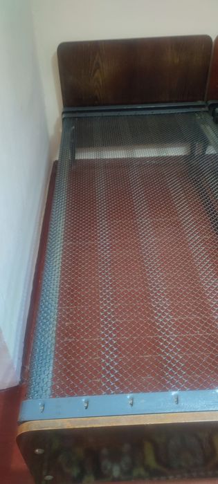 Продаются кровати, сетка железная, спинки деревянные , полуторка, 2 шт