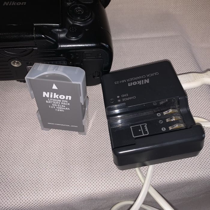 Nikon D5000 + obiectiv Nikon 18–55mm + multe accesorii