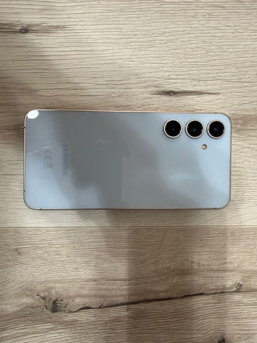 Samsung Galaxy S 24 FE și încărcător  wireless duo Samsung