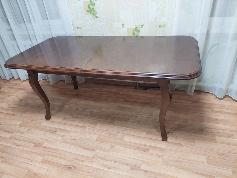 Продам обеденный деревянный стол б/у.  Размер 1м 80см на 90см.