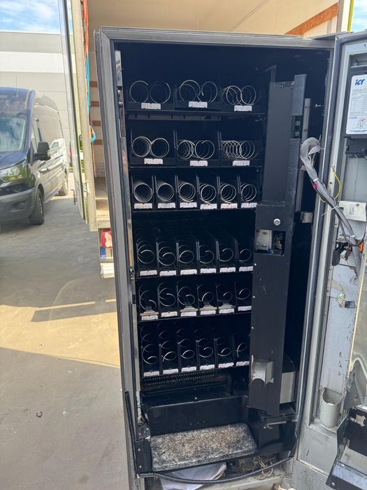 Automat vending snacks și băuturi – funcțional / complet echipat
