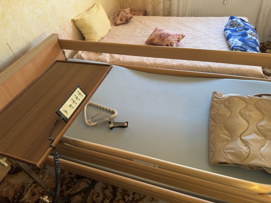 Специализирано подвижно болнично легло с антидекубитален дюшек