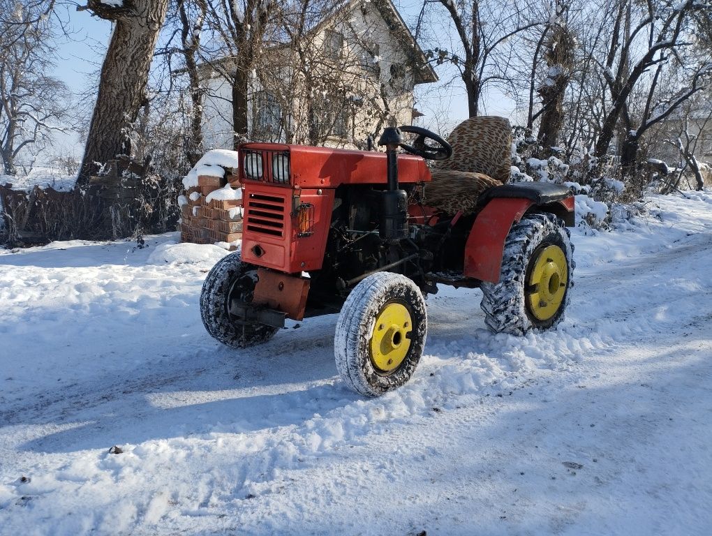 Продавам трактор