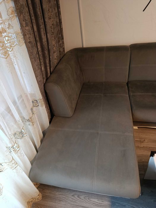 Colțar extensibil pe dreapta living