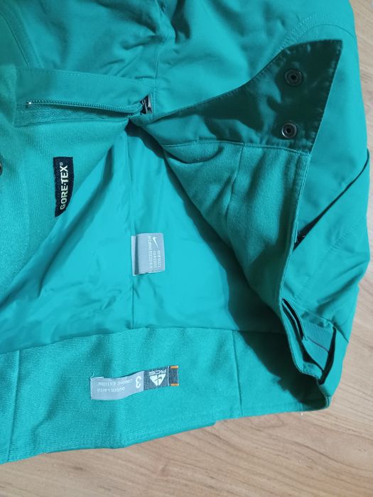 Панталон Nike ACG Goretex size M
Зелен е на цвят е с изолация. Носен е