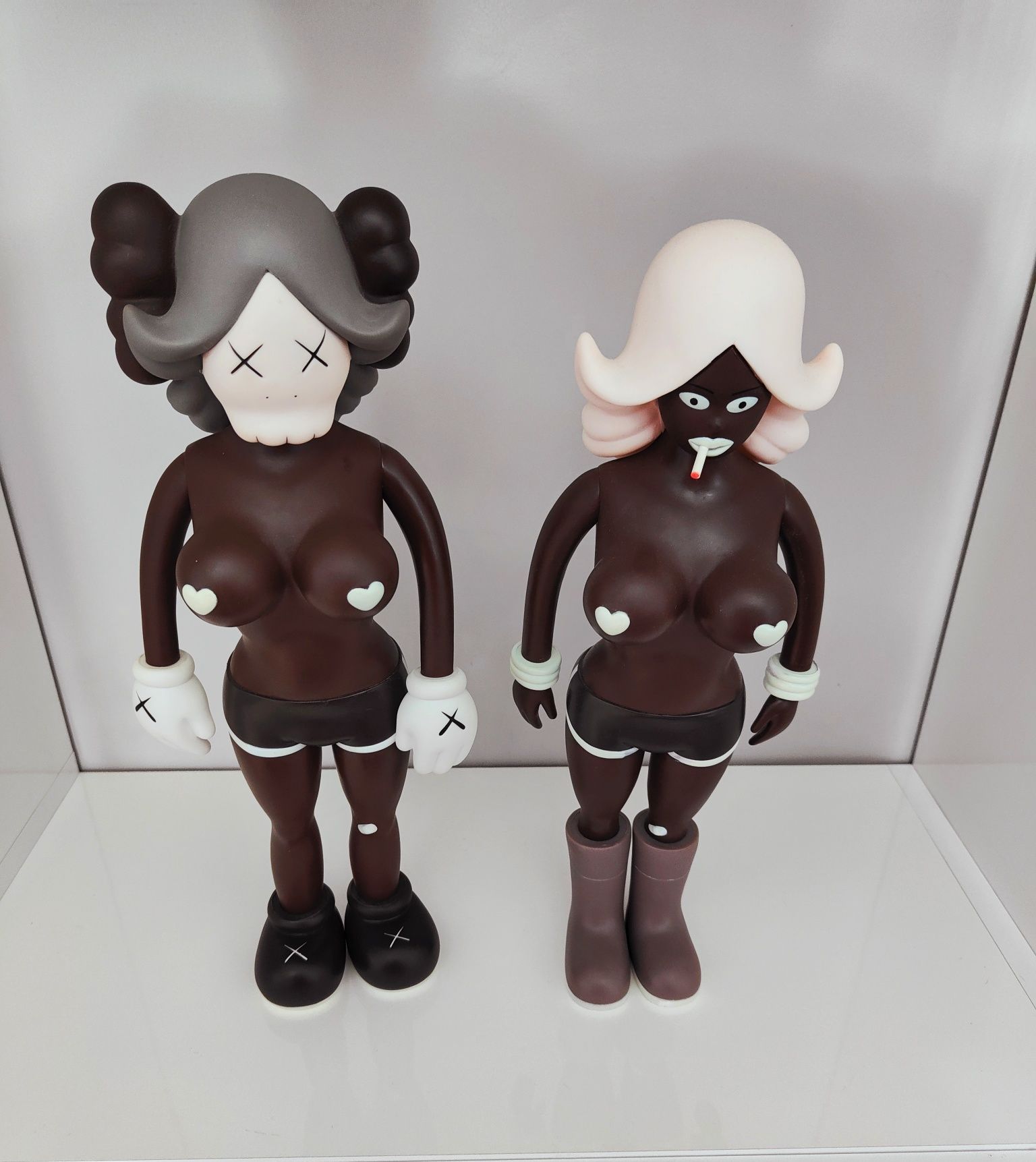 Kaws близначки фигури мацка с цигара 38см