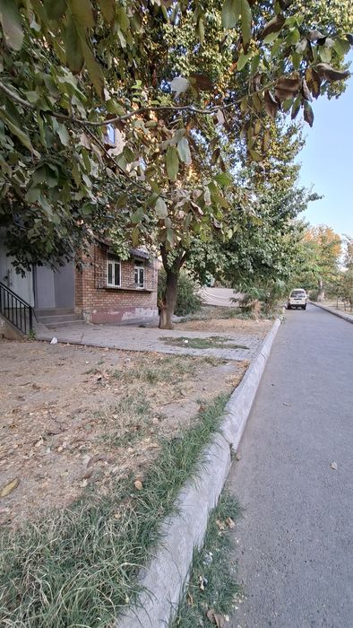 Продам 2 ком у дороги Под офис Своя