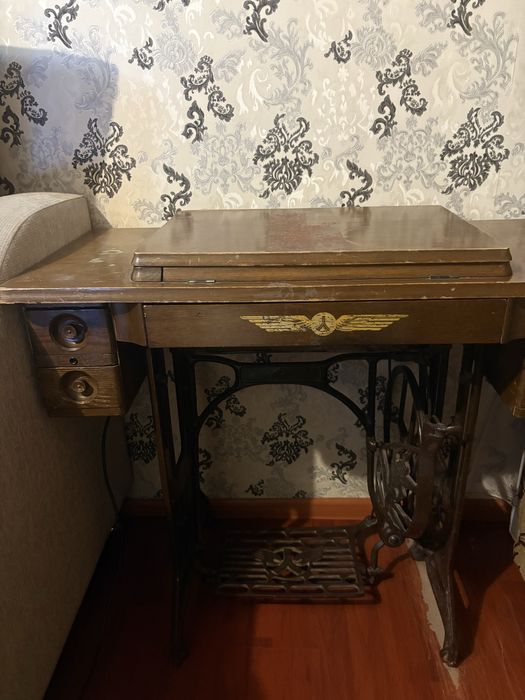 Старинная китайская швейная машинка